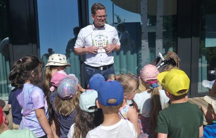 Bürgermeister Christian Greger verteilt neue Malbücher in den Kitas.