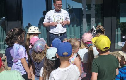 Bürgermeister Christian Greger verteilt neue Malbücher in den Kitas.